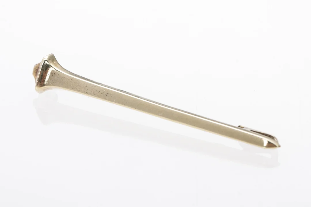 B. Hertz: A brooch of 14k gold in the shape of a horseshoe nail. — Jewellery/Brooches — Lauritz