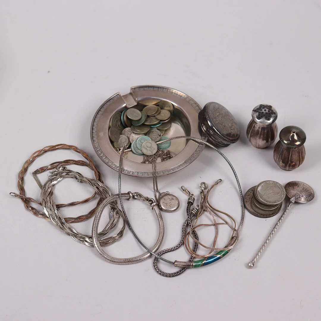 SILVER, smycken, mynt, askkopp mm, totalt 407 gram. — Jewellery — Markus Auktioner