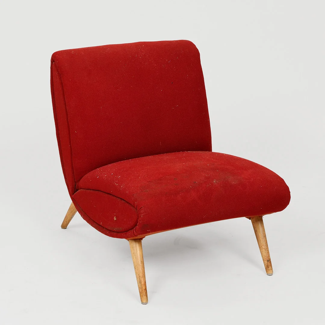 PELFRAN. TILSKREVET. Lænestol/loungestol betrukket med uld, ben af bøg, model "kiss", Frankring, 1960'erne. — Armchairs & Chairs — Palsgaard Kunstauktioner