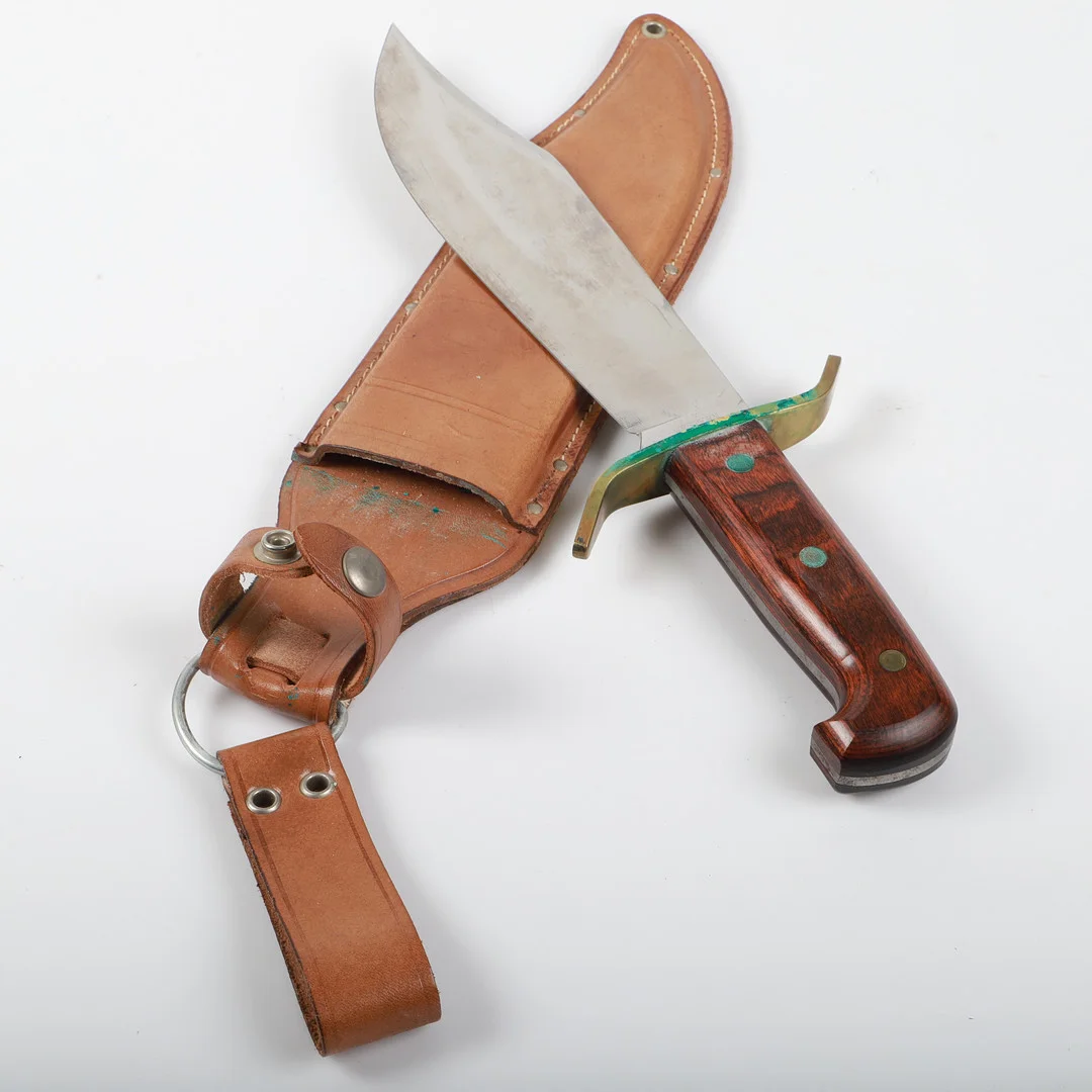 KNIV MED BALJA, s. k. Bowiekniv, "W49" Western, USA. — Edged weapons — Helsingborgs Auktionskammare