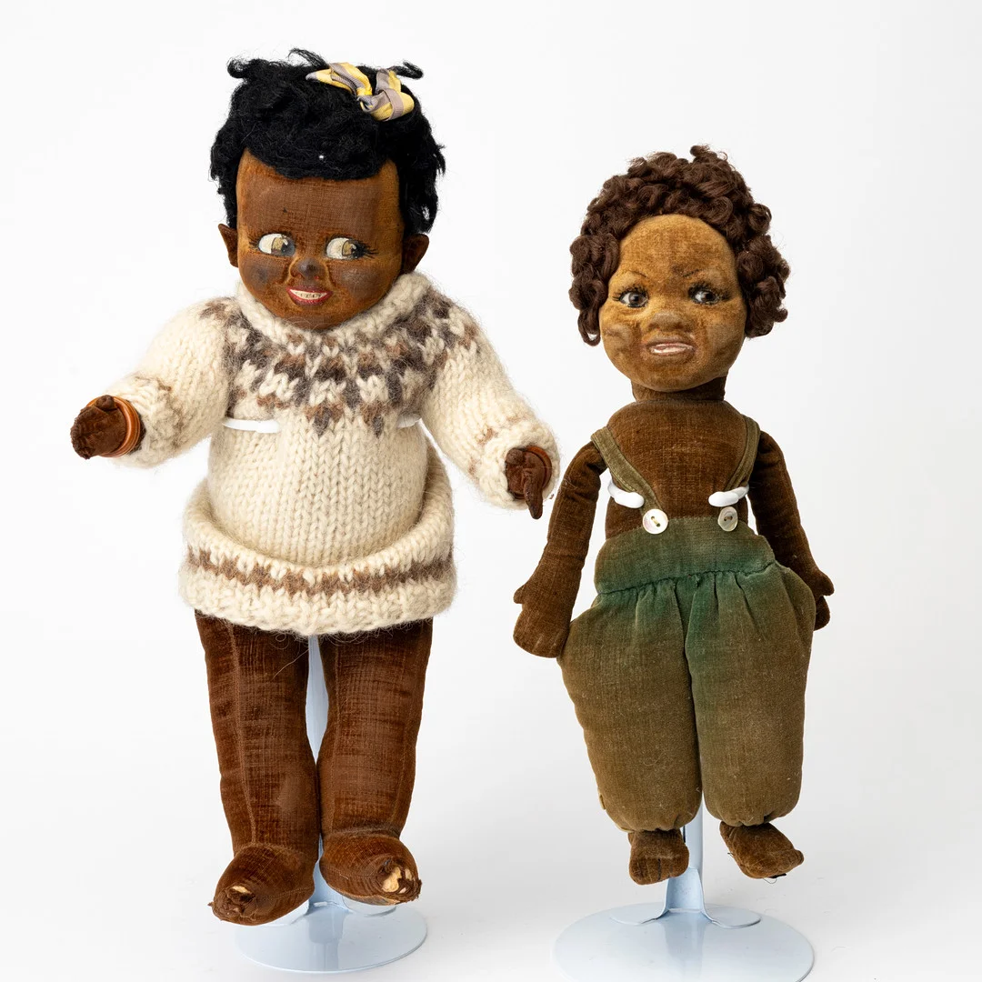 DOCKOR, 2 st, etikettmärkta Farnell's Alpha Toys respektive Norah Wellings, England, 1900-tal. — Dolls & Teddybears — Auktionshuset Kolonn