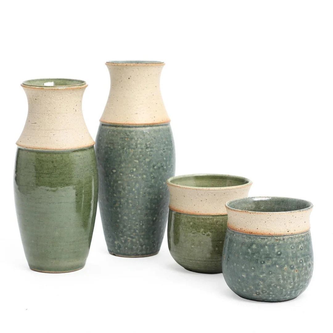 Lars Henrik Kähler: Two chamotte vases and two jars, decorated with blue and green glaze. Signed. H. 9.5–22.5 cm. (4) — Modern Decorative Art — Bruun Rasmussen