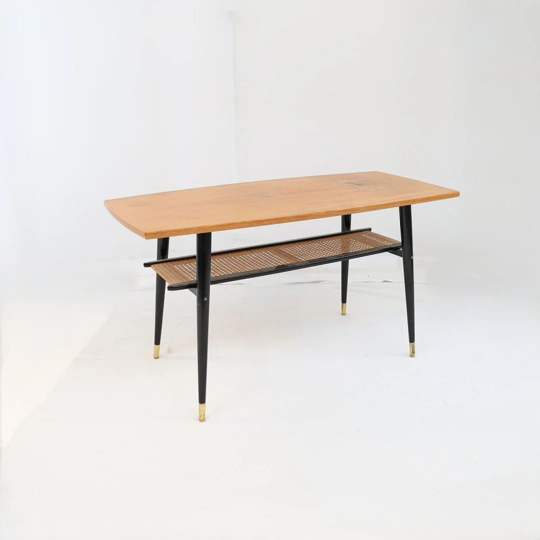 SOFFBORD, 1950-1960-tal, teak med svartlackat underrede med tidskriftshylla av rotting. — Coffee Tables — Falun Auktionsbyrå