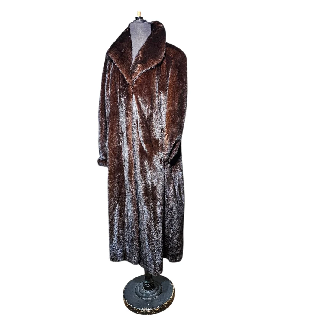 Abrigo de visón marrón oscuro. Talla 44-46 aprox. — Vintage & Designer Fashion — Arce Auctions