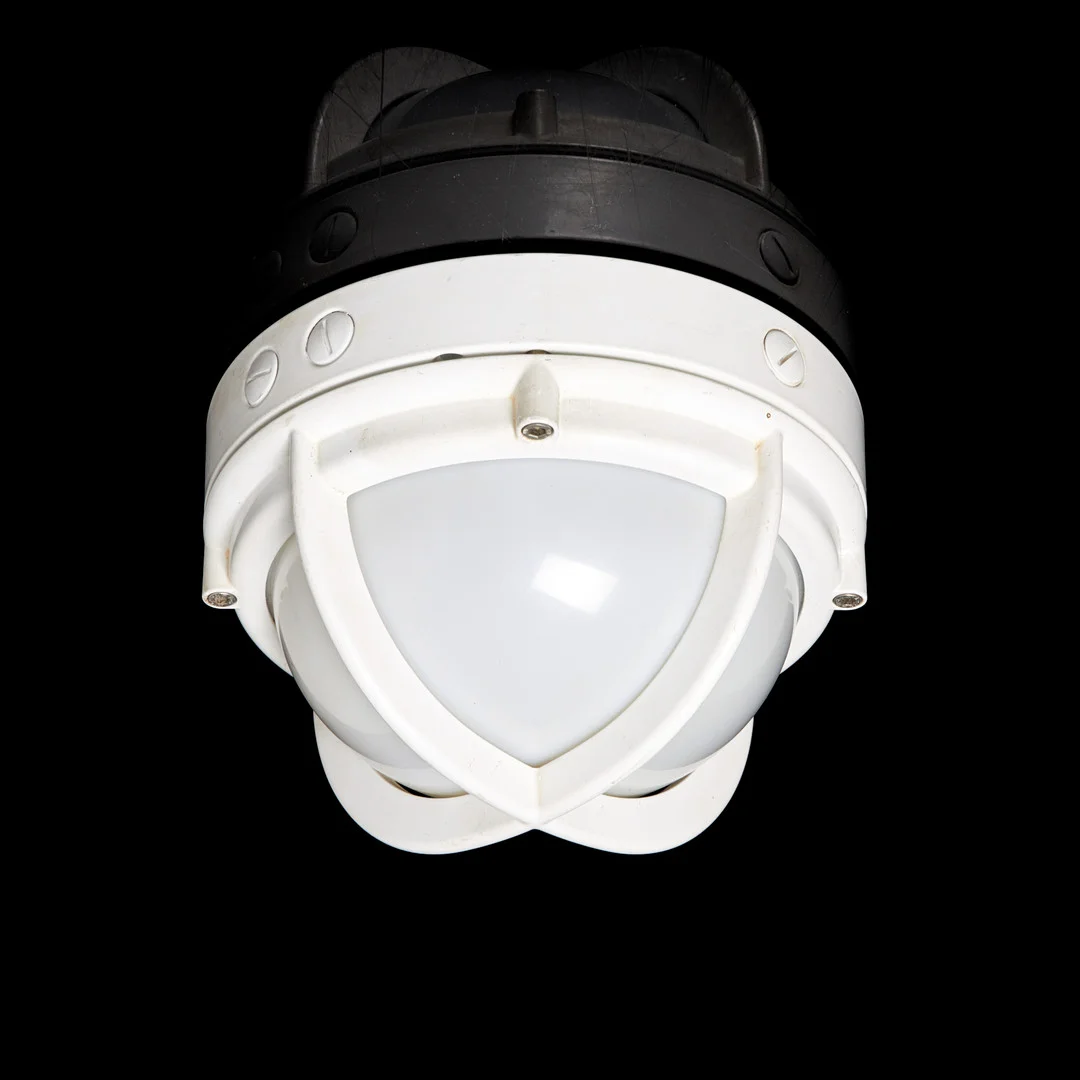 LAURITZ KNUDSEN. Vägglampa, "Skot", för Louis Poulsen, vitlackerad metall, glaskupa. — Ceiling lights — Stockholms Auktionsverk Sickla