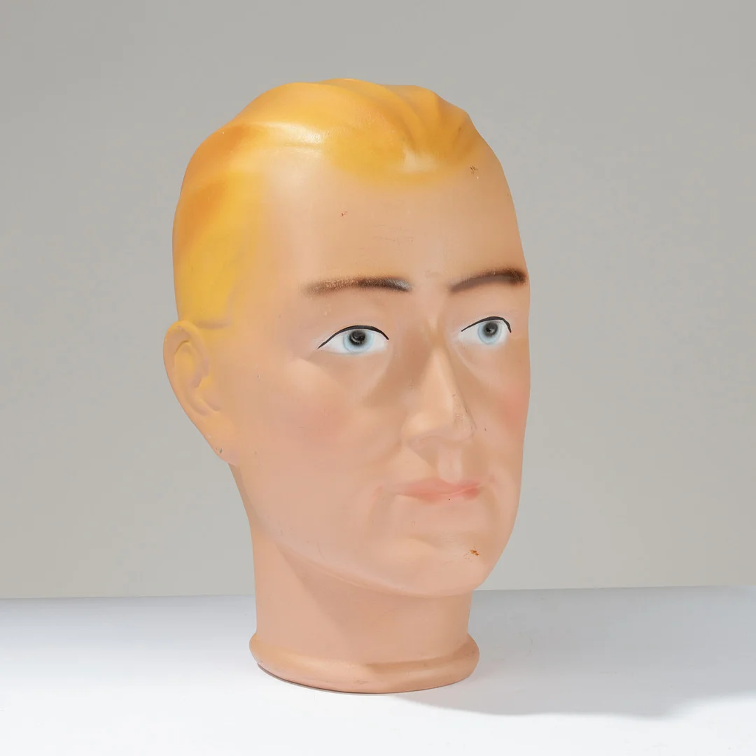 Vintage mandlig mannequin hoved af malede terrakotta. ca 1940-50 erne. — Miscellaneous — Palsgaard Kunstauktioner