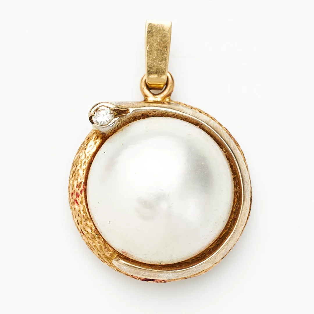 HÄNGE, 18 k guld, mabépärla, briljant ca 0,03 ct. — Brooches & Pendants — Stockholms Auktionsverk Magasin 5