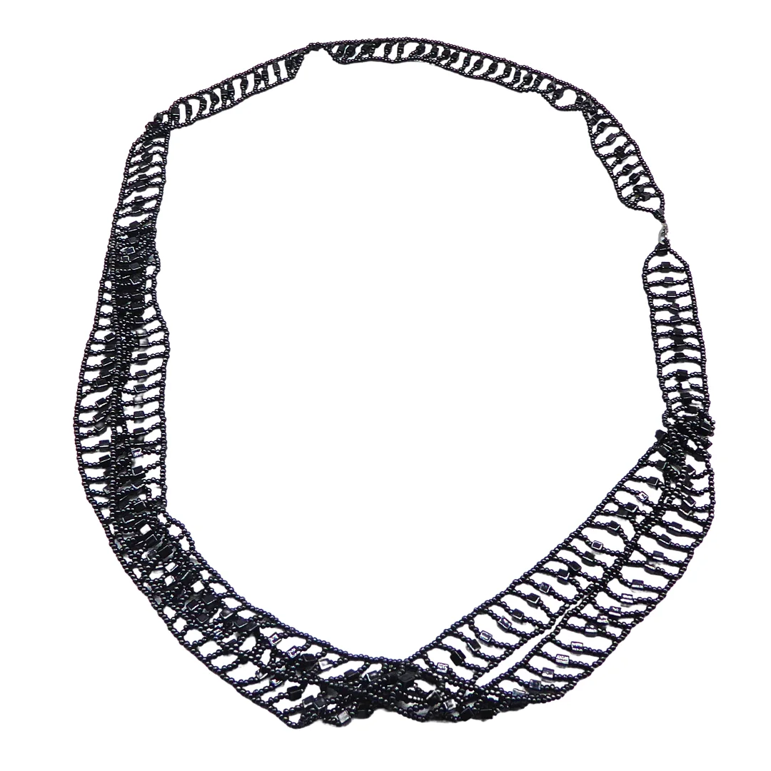 MARC CAIN HALSKETTE AUS KLEINEN SCHWARZEN PERLEN UND KARABINERVERSCHLUSS. — Necklace — Auktionshaus Stuber's Hammerschlag