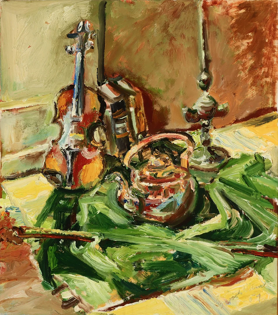 UBEKENDT KUNSTNER. Stilleben med kedel, olielampe og violin, olie på lærred, signeret og dateret 1959. — Paintings — Palsgaard Kunstauktioner