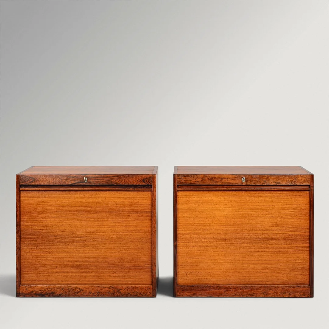 HANS J WEGNER. Et par skabe af palisander med jalousilåger, Johannes Hansen, Danmark, ca. 1960'erne, (2). — Cupboards, Cabinets & Shelves — Palsgaard Kunstauktioner