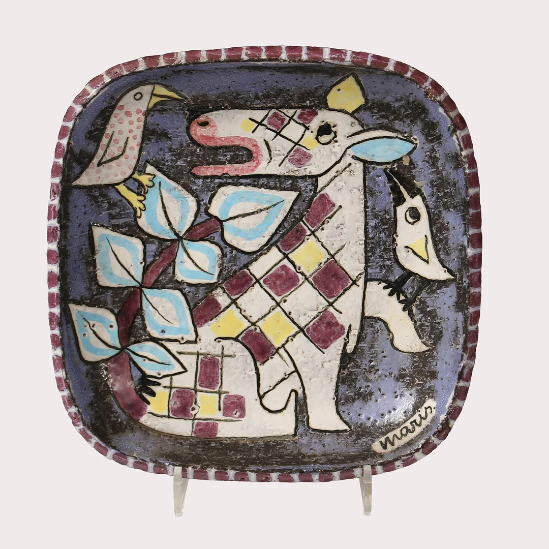 MARI SIMMULSON. Skålfat med djurmotiv,, modell nr 4068, Upsala-Ekeby, 1952-1963. — European — Limhamns Auktionsbyrå