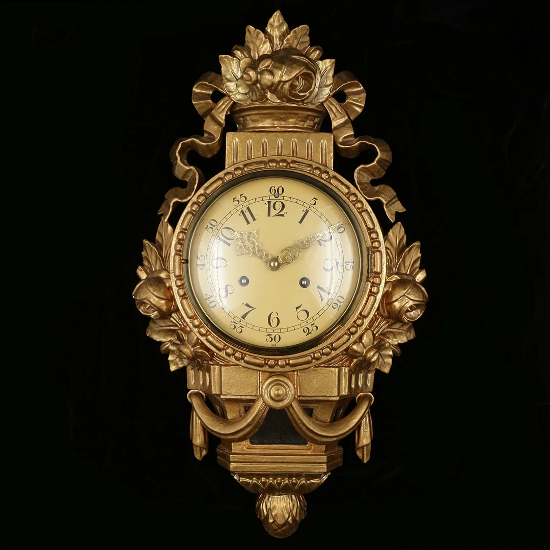 FÖRGYLLD VÄGGPENDYL I TRÄ, GUSTAVIANSK STIL, DEKOR MED BLADROSETTER & ROSOR, 1900-TALETS MITT. — Wall Clocks — Auktionskammaren Sydost Kalmar