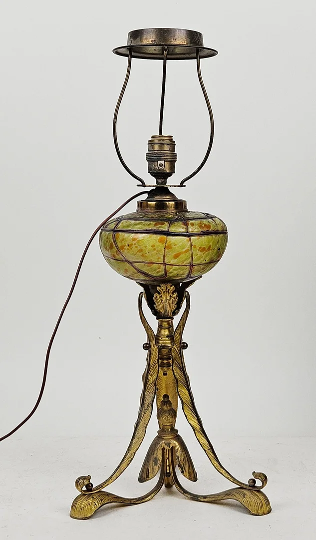 BORDSLAMPA, mässing och iriserande glas, Art Nouveau, 1900-talets första hälft. — Table Lamps — Auktionshuset Thörner & Ek