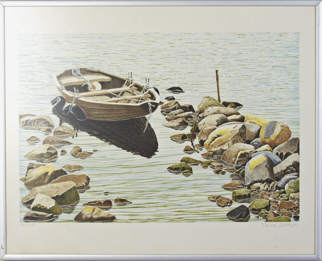 THELMA JACOBSSON. Litografi, 118/225, båt vid strandkant med stenar, signerad. — Engravings & Prints — Höganäs Auktionsverk