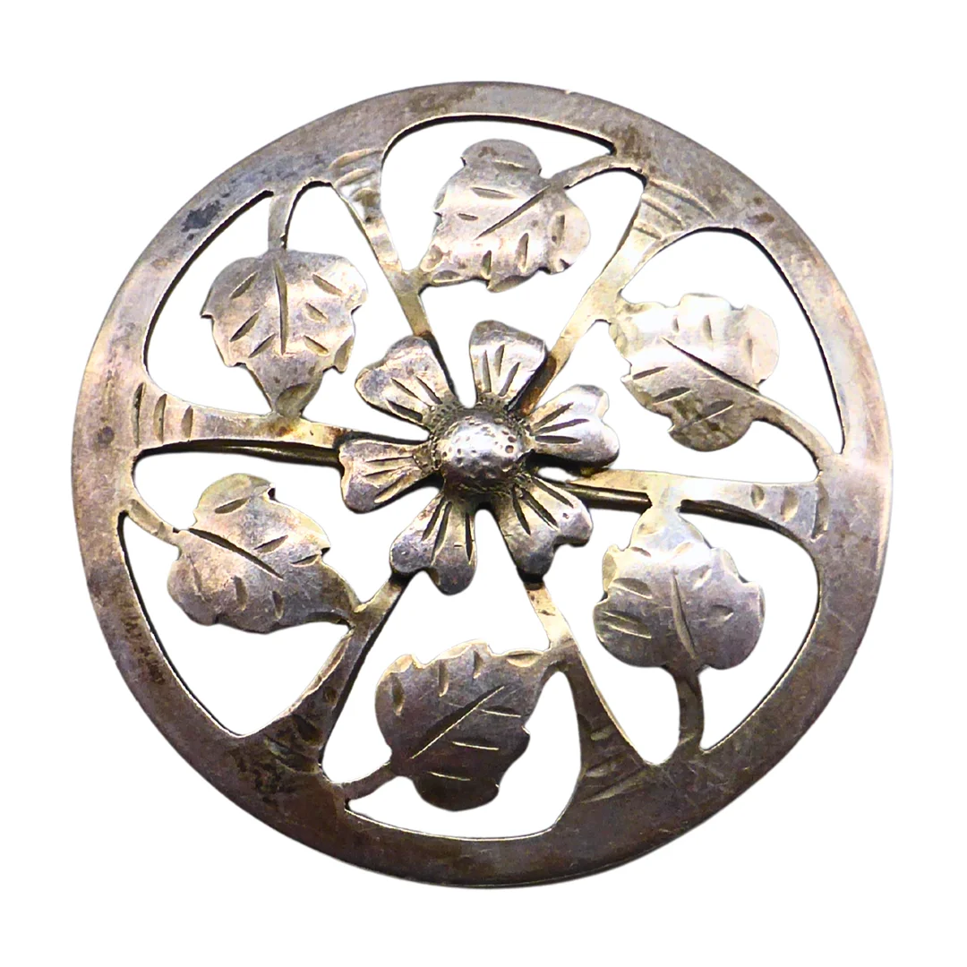 BROSCHE MIT FLORALEM DURCHBRUCHMUSTER AUS 835ER SILBER. — Brooches & Pendants — Auktionshaus Stuber's Hammerschlag