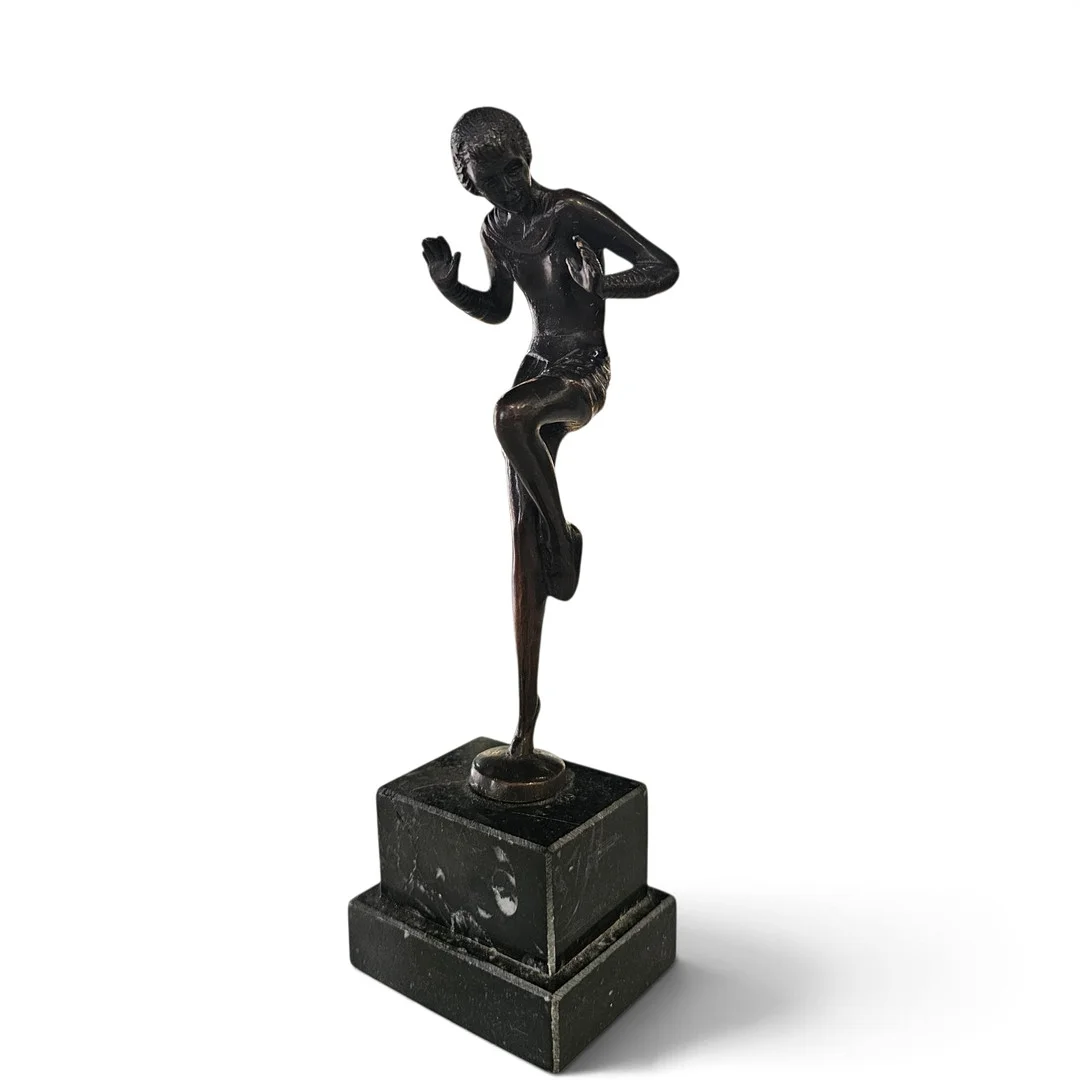 Escultura de bailarina en bronce con base de mármol. — Sculptures & Bronzes — Arce Auctions