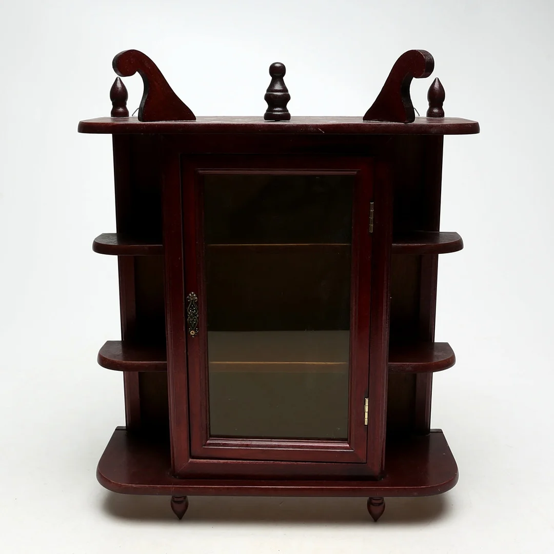VÄGGVITRINSKÅP, mindre, 1900-tal. — Cupboards, Cabinets & Shelves — Kalmar Auktionsverk