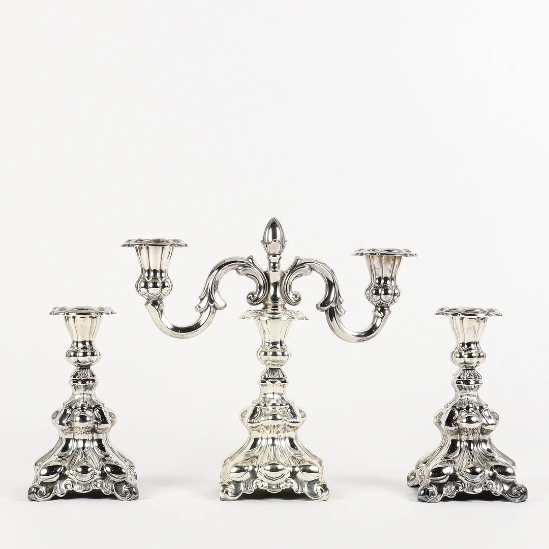 LJUSTAKAR 2 st och Kandelaber nysilver, barockstil, 2 1900-tal. — Silver plated — Karlstad Hammarö Auktionsverk
