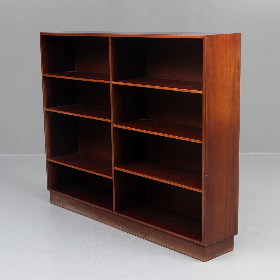 BOKHYLLA, mahogny, 1900-tal. — Cupboards, Cabinets & Shelves — Garpenhus Auktioner