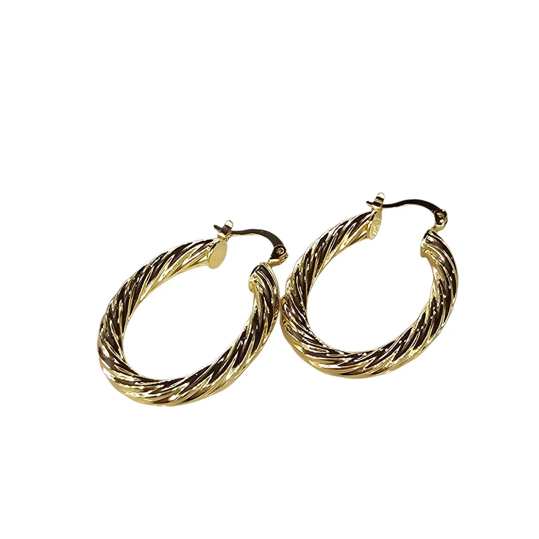 Pendientes tipo criolla en metal dorado torneado. — Earrings — Arce Auctions