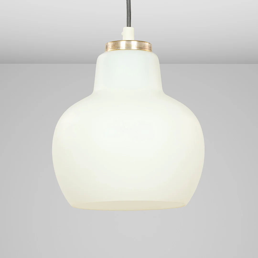 "Christiansborg", loftslampe af opalglas med ophæng af messing, Louis Poulsen, Danmark, 1900-tallets midte. — Ceiling lights — Palsgaard Kunstauktioner