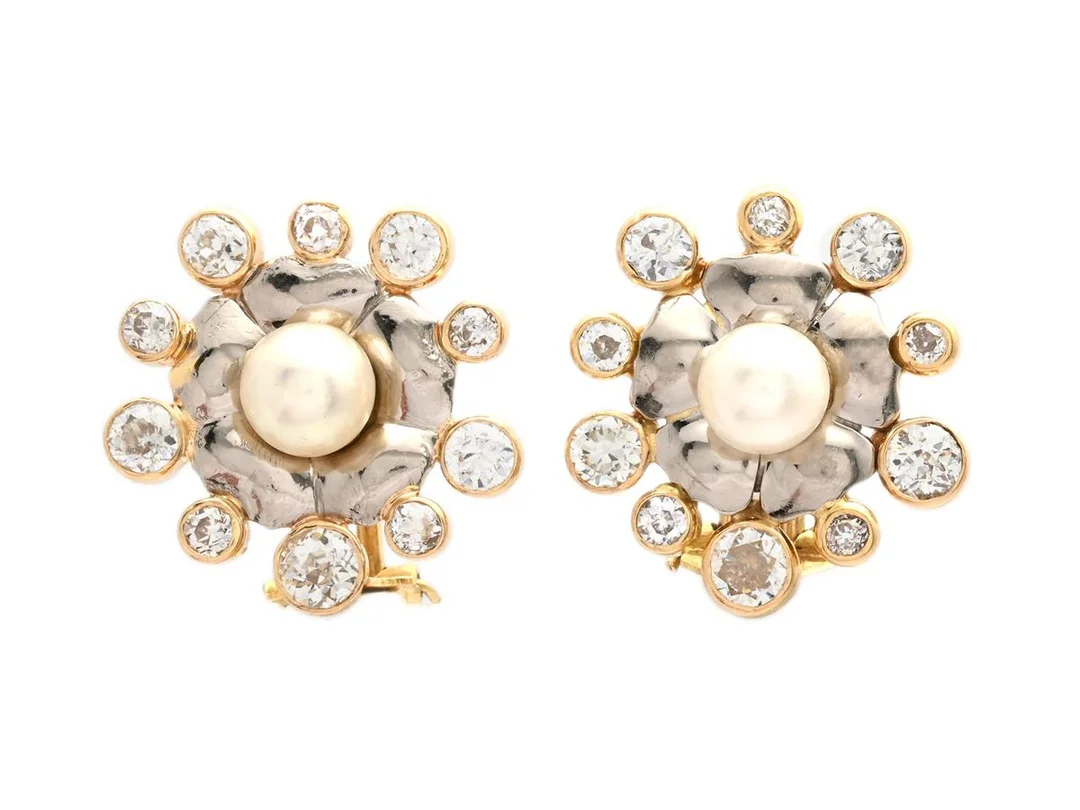ÖRHÄNGEN, 18K guld/vitguld, odlade pärlor, gammalslipade och äldre briljantslipade diamanter ca 2,50 ctv, ca TW-Cr/SI,-P, stift med clips, vikt 10,9 g, diamanter med skador. — Smycken/Örhängen — Kaplans
