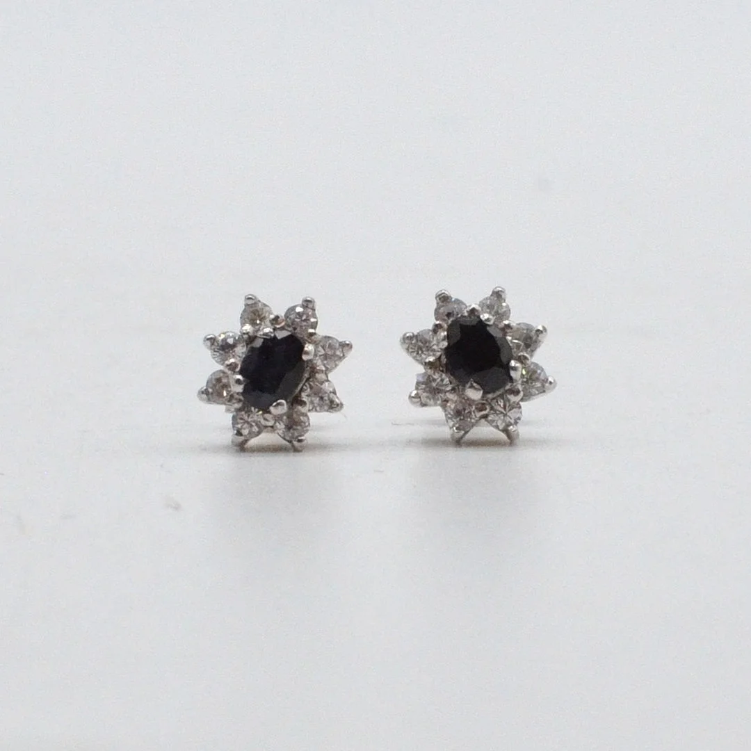 HERMAN SIERSBØL. OHRSTECKER STERNFÖRMIG, MIT SAPHIREN IM OVALSCHLIFF UND ZIRKONIA, FASSUNG AUS STERLINGSILBER, VINTAGE. — Earrings — Kunst- und Auktionshaus Kleinhenz
