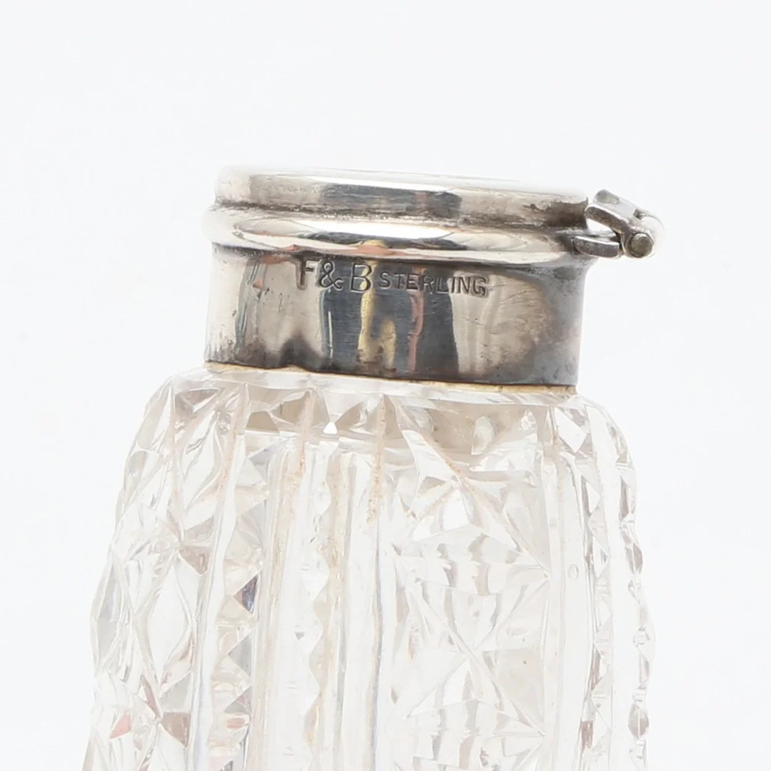 Two perfume bottles in silver and carved glass, early 20th Century. — Silver — Balclis