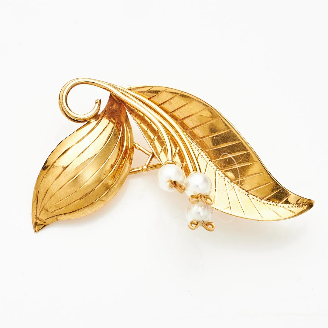 BROSCH, 18 k guld, i form av en kvist, dekor med 3 små odlade saltvattenspärlor, AB Juvelerare J Petterssons Eftr. Stockholm 1953. — Brooches & Pendants — Stockholms Auktionsverk Magasin 5