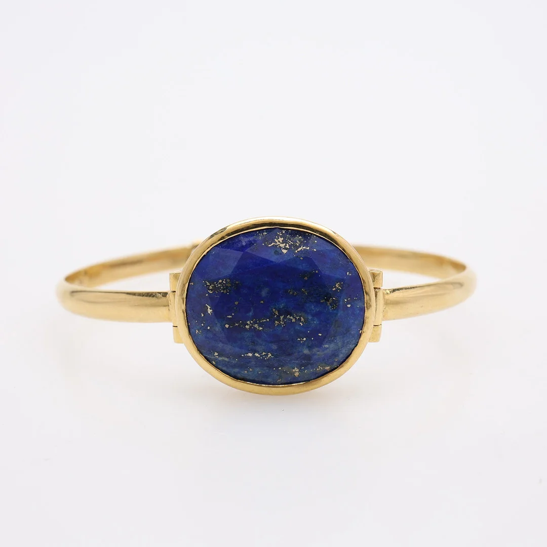 ARMRING, 18K GULD & FACETTSLIPAD LAPIS LAZULI, TOTALT 17,9 GRAM. — Bracelets — Crafoord Auktioner Lund