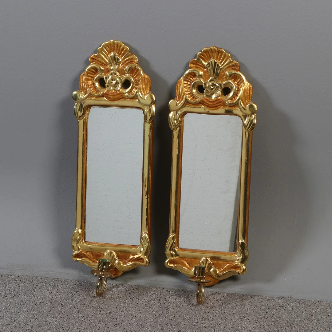 SPEGELLAMPETTER, ETT PAR. Förgyllt trä med mässingslampetter, rokokstil, 1900-talets andra hälft. — Wall Lights — Skånes Auktionsverk