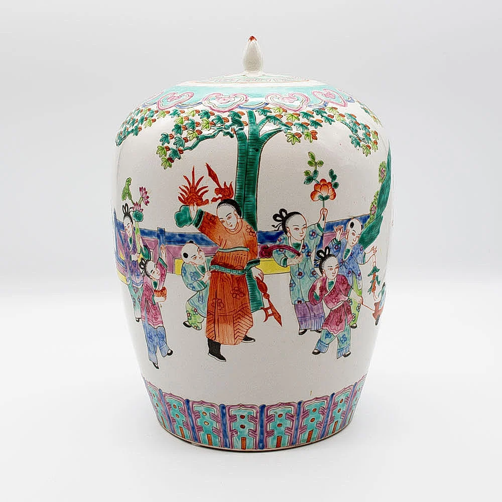 INGWERVASE, SPIELENDE KINDER IM GARTEN, UM 1950, FAMILIE ROSE, CHINA. — Ceramics & Porcelain — Kunst- und Auktionshaus Kleinhenz