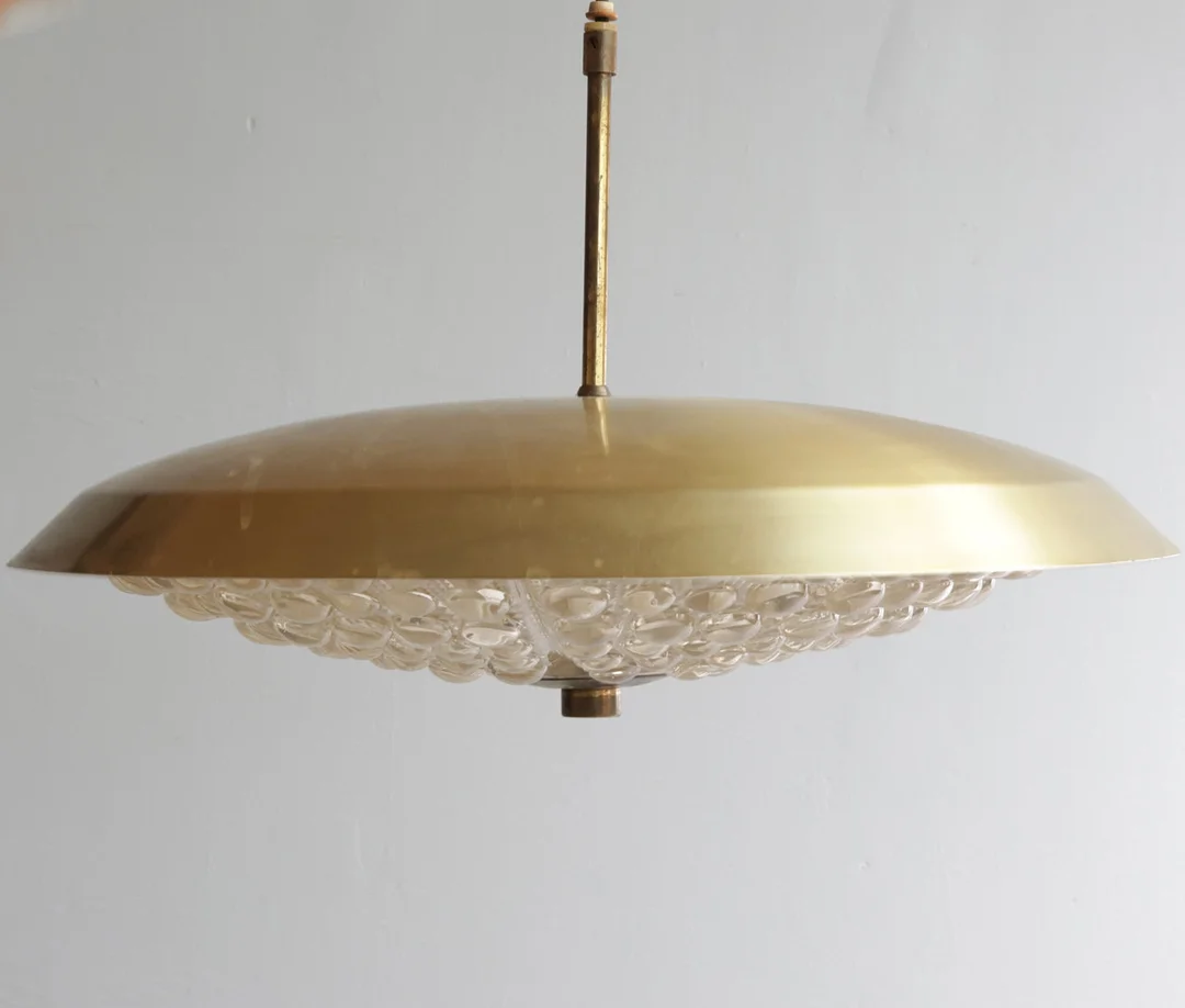 CARL FAGERLUND. Loftlampe af messing og glas. Udført hos Orrefors. Sverige, 1960-70'erne. — Ceiling lights — Woxholt Auktionshus
