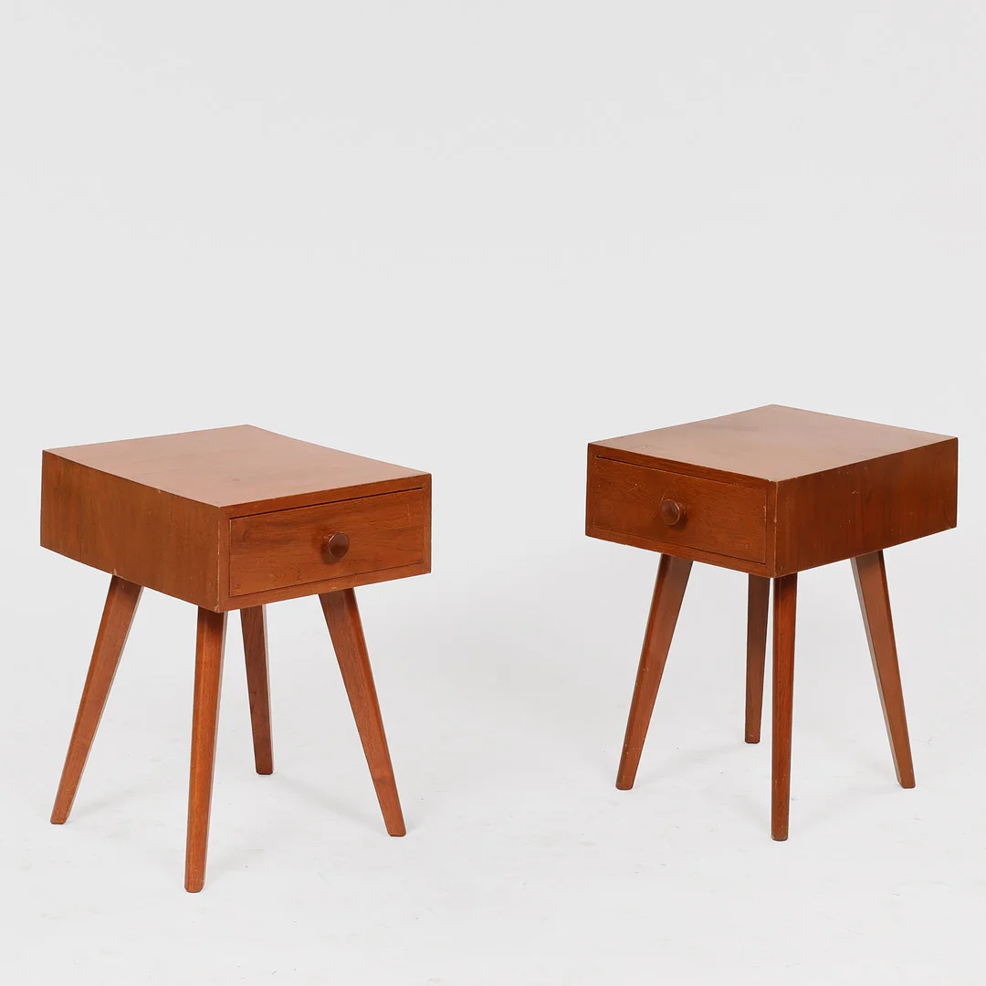 Et par sengeborde af teak med skuffer, Danmark, 1900-tallets anden halvdel, (2). — Tables — Palsgaard Kunstauktioner