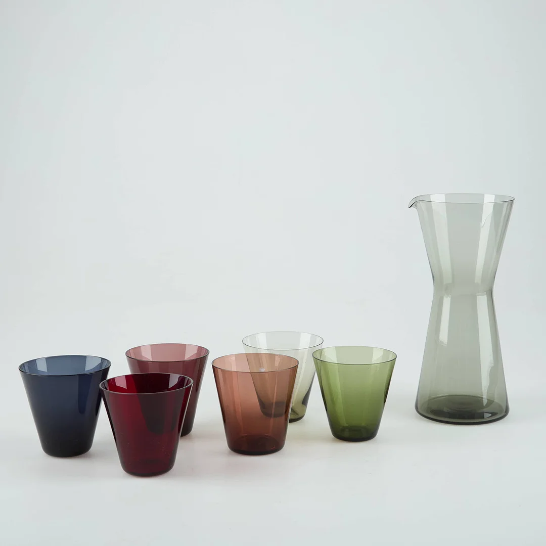 KAJ FRANCK. Dricksglas, 6 st, "Kimara" och tillbringare modell 1610. — Art glass — Stockholms Auktionsverk Helsinki