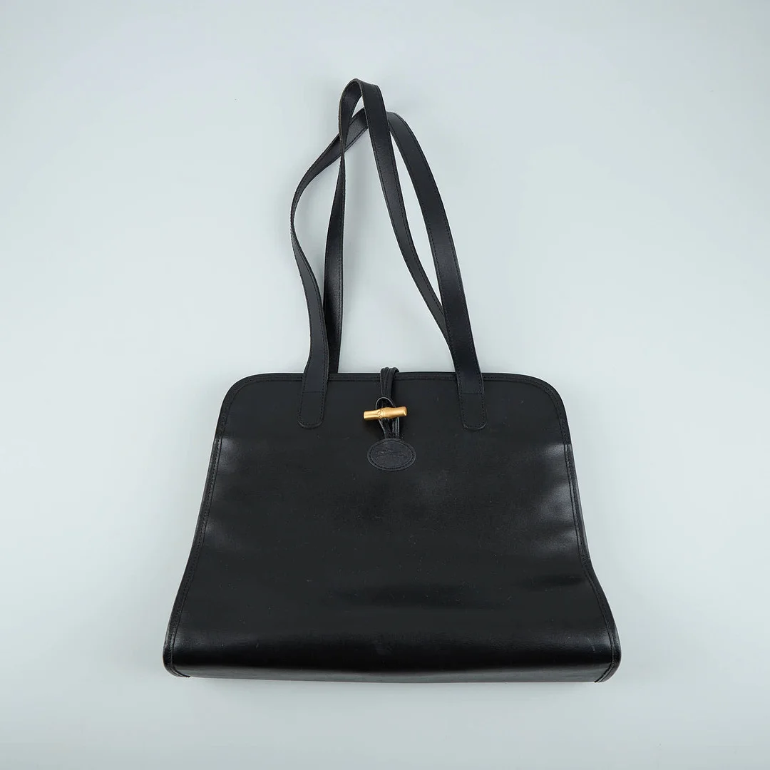 LONGCHAMP, väska, svart läder, Frankrike. — Vintage & Designer Fashion — Stockholms Auktionsverk Helsinki