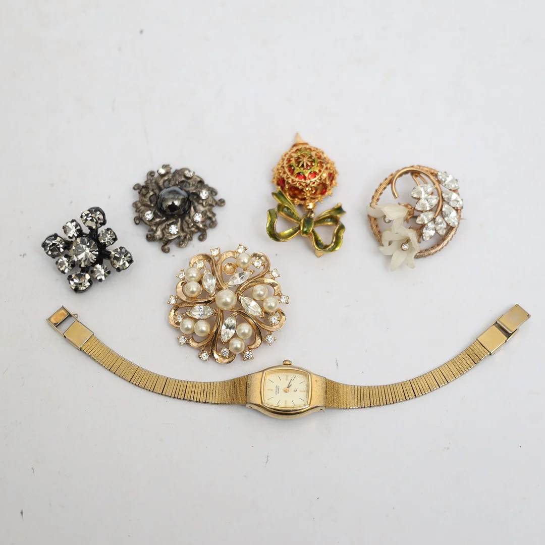 BIJOUTERIER, damarmbandsur Citizen, broscher, dselvis med infattade dekorer. — Costume Jewellery — Falun Auktionsbyrå