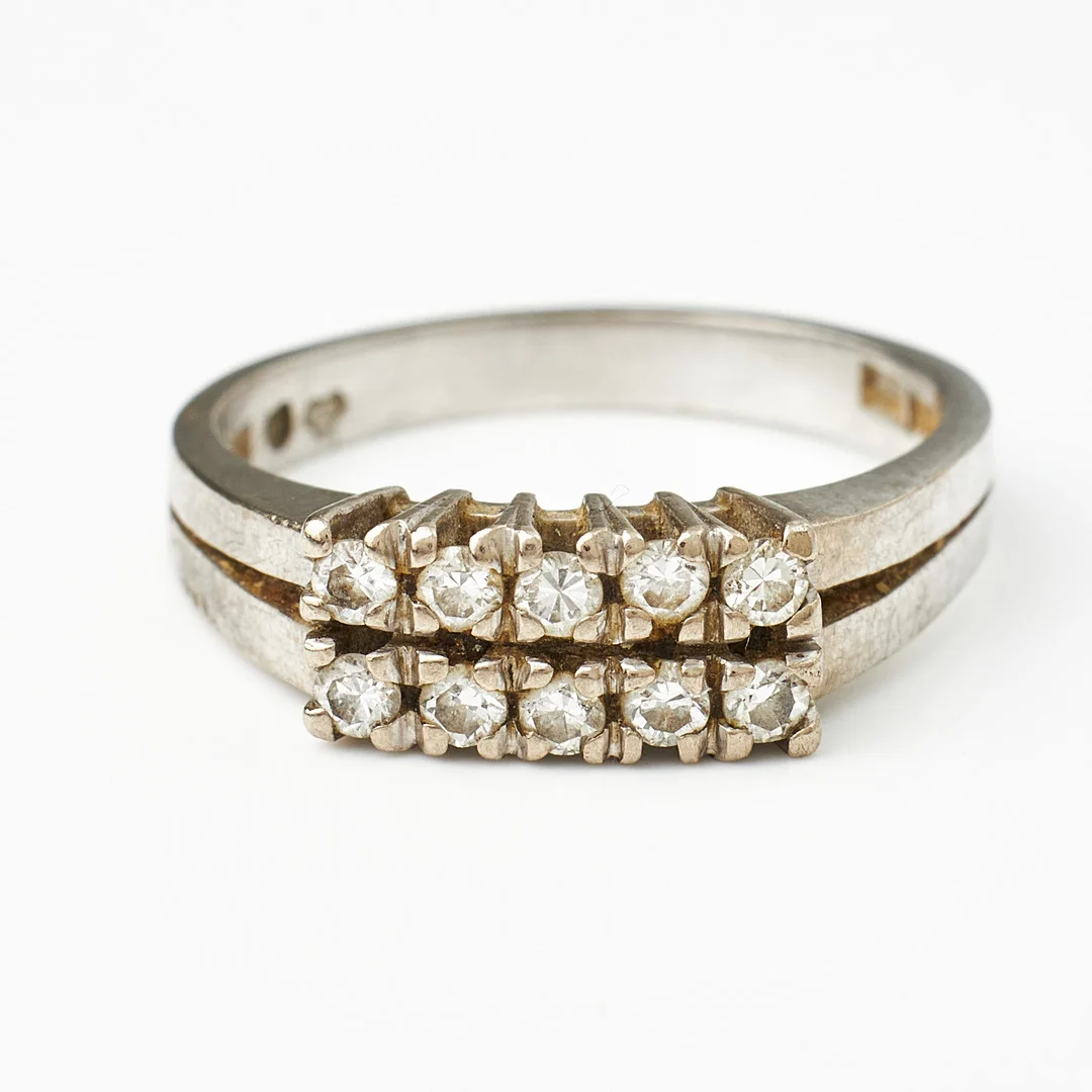 RING, 18 k vitguld, 10 briljanter totalt 0,45 ct., enligt gravyr, något otydlig mästarstämpel, Stockholm 1969. — Rings — Stockholms Auktionsverk Magasin 5