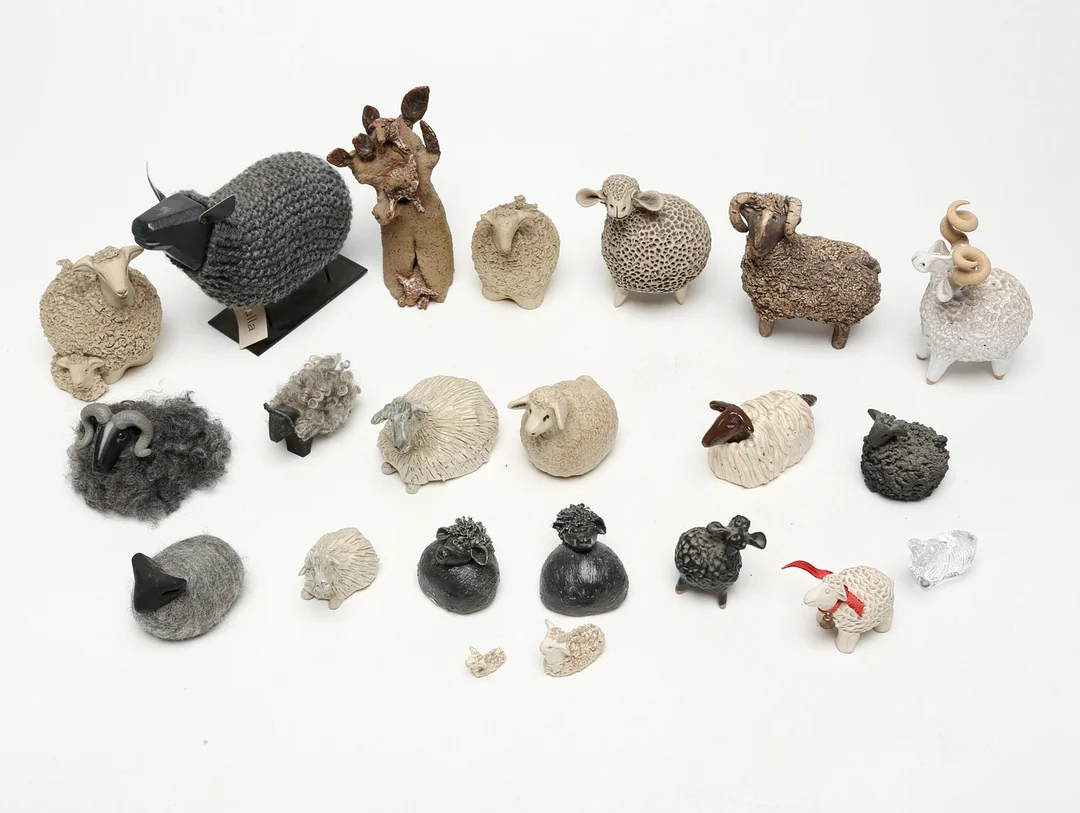 FÅRFIGURER i olika material. — Miscellaneous — Kalmar Auktionsverk