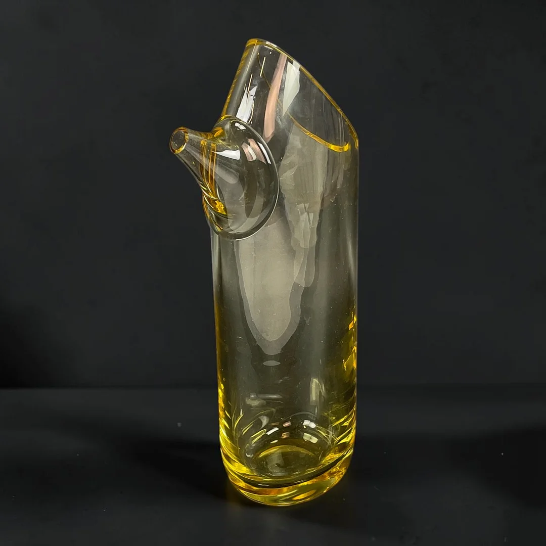 VICKE LINDSTRAND. Kanna, gultonat glas, Kosta. — Utility glass — Roslagens Auktionsverk
