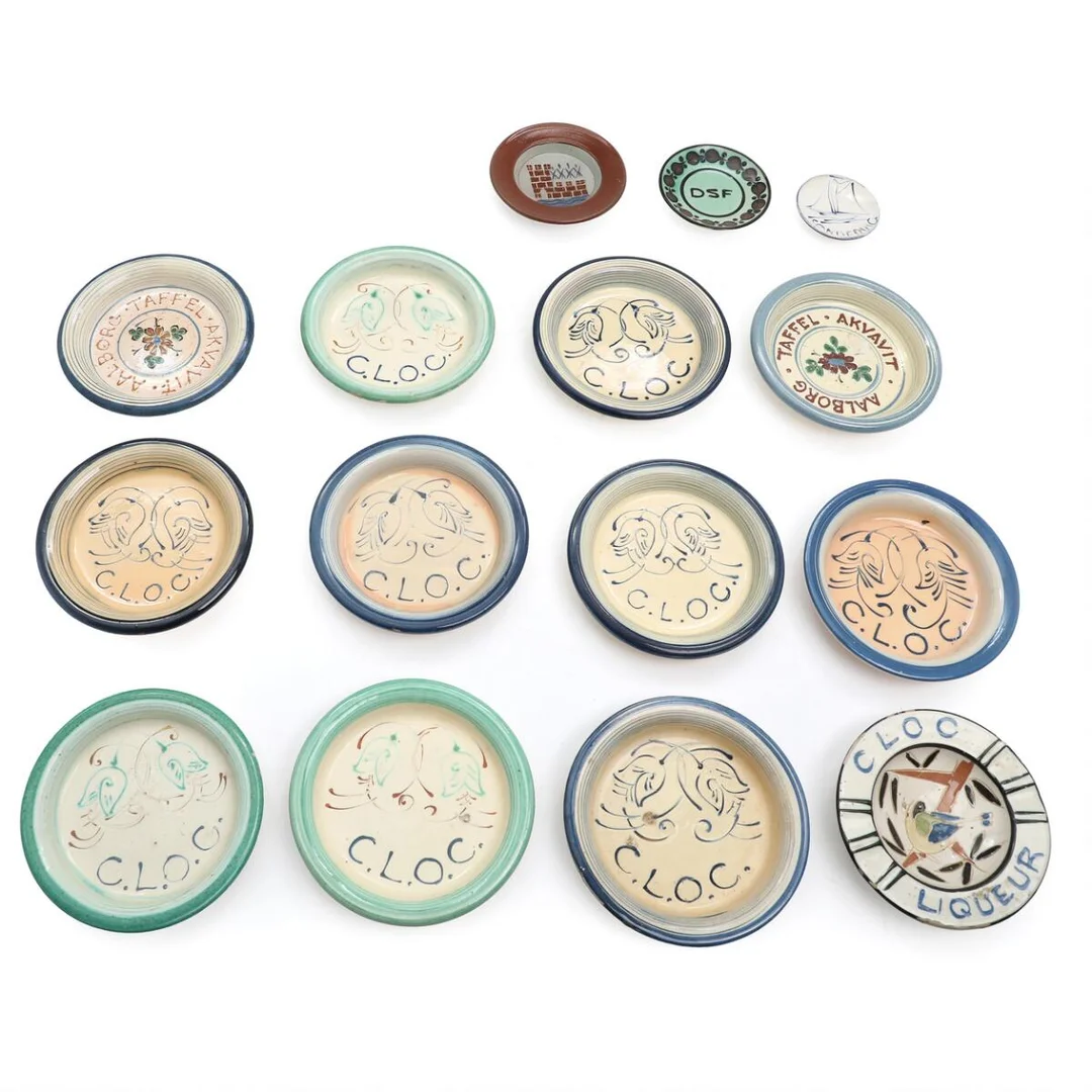 Kähler: Collection of earthenware ashtrays decorated with blue, green a.o. glaze. Signed HAK. Manufactured by Kähler. Diam. 8–17.5 cm. (15) — Modern Decorative Art — Bruun Rasmussen