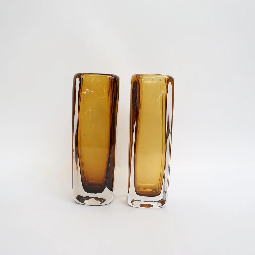 VICKE LINDSTRAND. Vaser ett par, kosta, med gultonat glas, signerade. — Art glass — Falun Auktionsbyrå