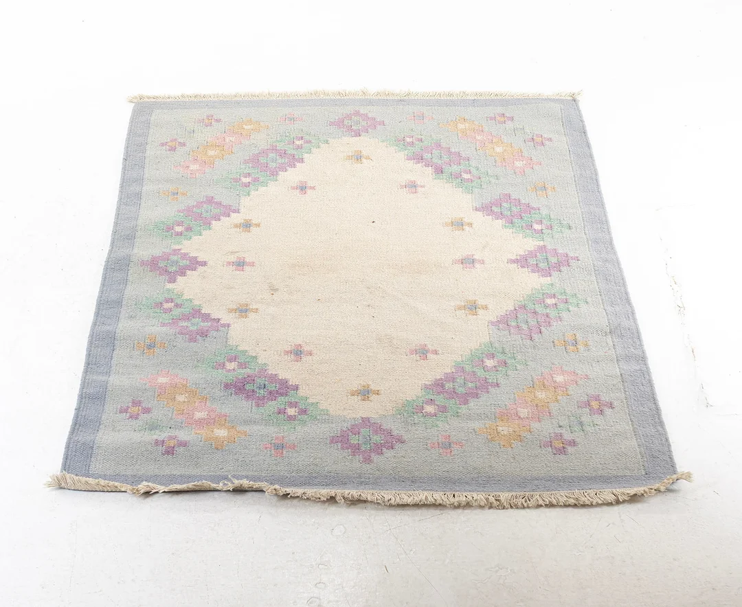 MATTA, rölakan ca 195 x 143 cm. — European Carpets & Textiles — Handelslagret Auktionsservice