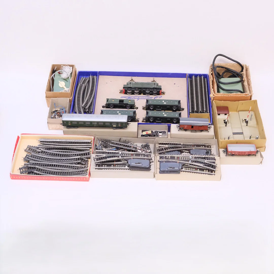 FLEISCHMANN. MODELLJÄRNVÄG. TÅGSET SAMT TILLBEHÖR. SKALA H0. — Model railways — Björnssons Auktionskammare