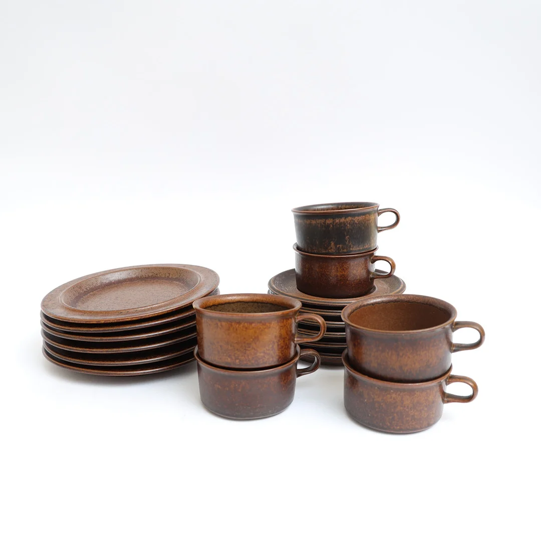 ULLA PROCOPÉ. Te-servisdelar, "Ruska" Arabia. — Tableware — Falun Auktionsbyrå