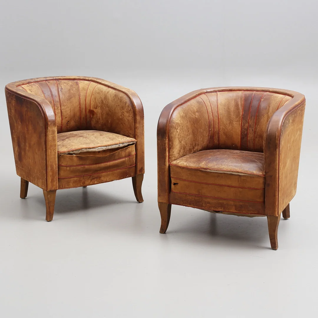 CLUBFÅTÖLJER, ett par, skinn, 1900-talets första hälft. — Armchairs & Chairs — Auktionshuset Thelin & Johansson