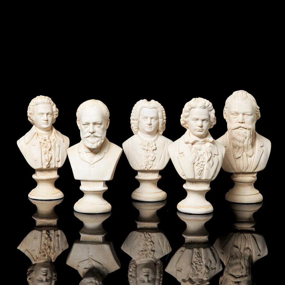 OIDENTIFIERAD KONSTNÄR. Figuriner, 5 st, gips, föreställande olika kompositörer, 1900-tal. — Sculptures & Bronzes — Stockholms Auktionsverk Sickla