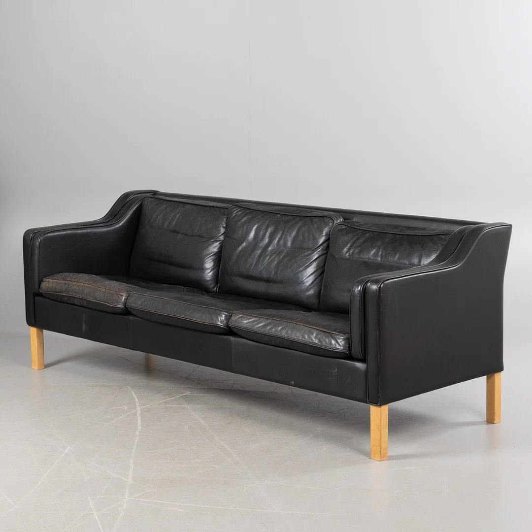 MOGENS HANSEN. Soffa, 3-sits, modell 195, svart läderklädsel. — Sofas & Seatings — Stockholms Auktionsverk Helsingborg