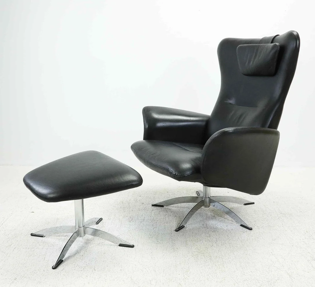 HJORTH KNUDSEN. Fåtölj med fotpall, "Opus", 1960/70-tal. — Armchairs & Chairs — Hälsinglands Auktionsverk