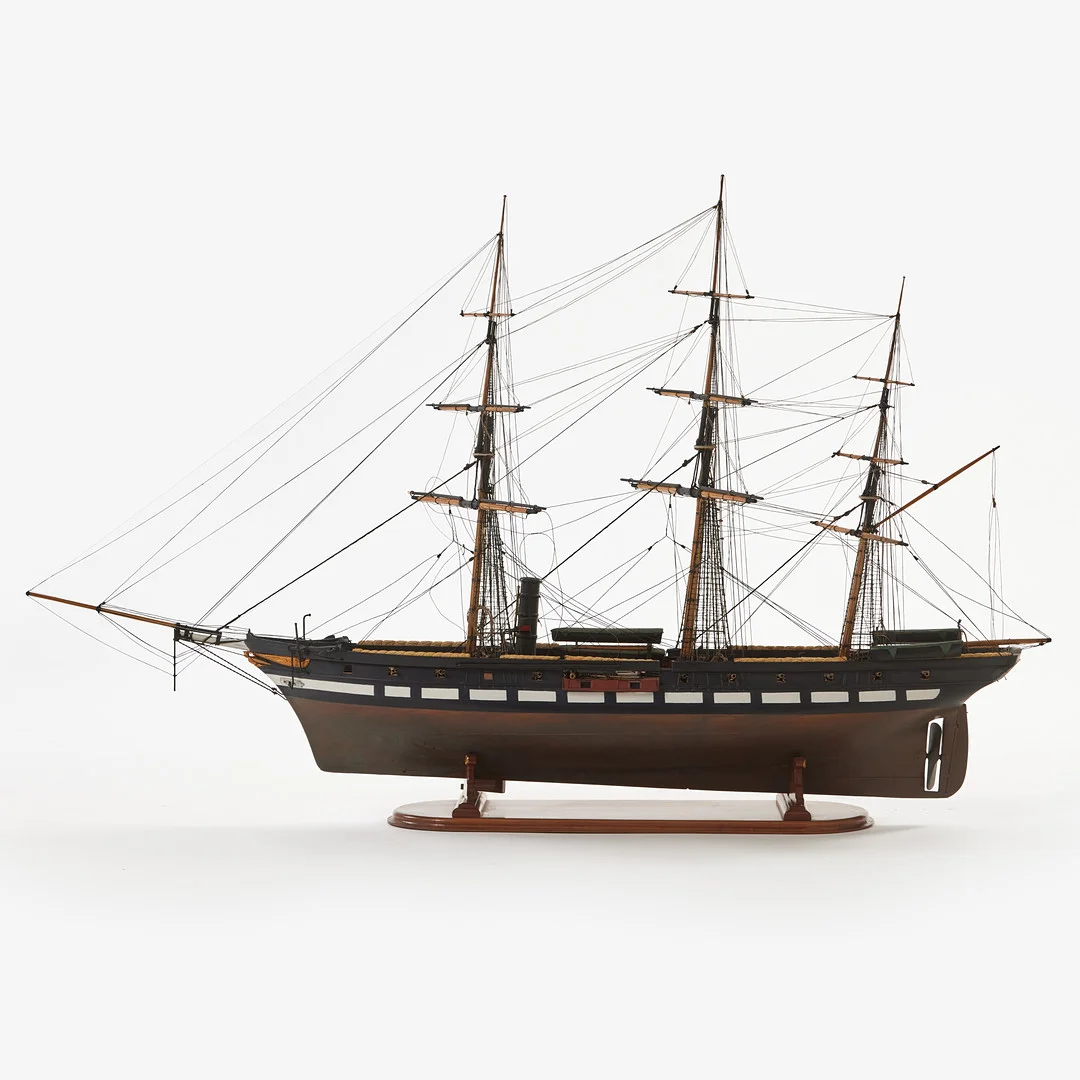 FARTYGSMODELL, i glasad monter, föreställande tremastad skruvfregatten "Toronto" , med gåvoplakett daterad 1868. — Technica & Nautica — Stockholms Auktionsverk Fine Art
